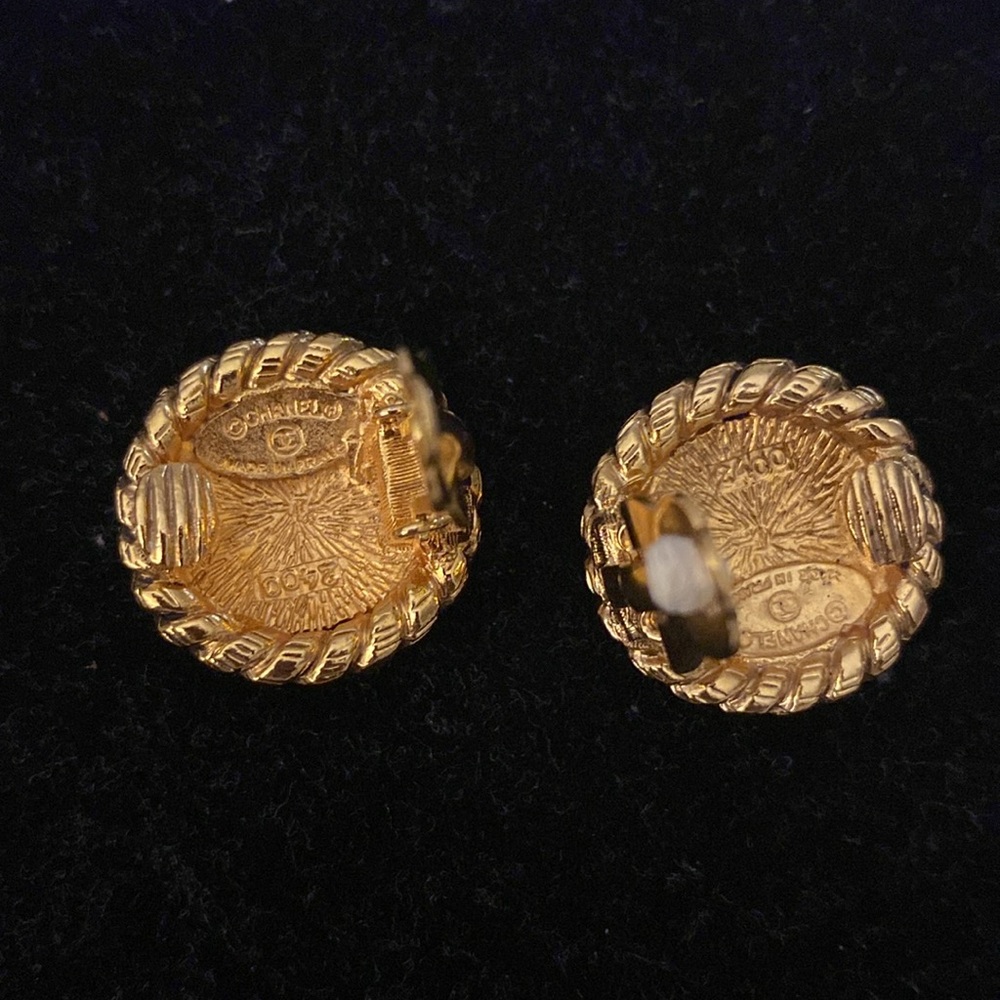 Vintage Chanel Clip Round Earrings - Picture 3 of 10